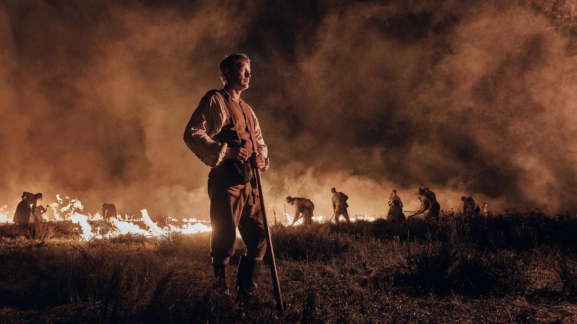 Mads Mikkelsen als Ludwig Kahlen auf einem brennenden Feld