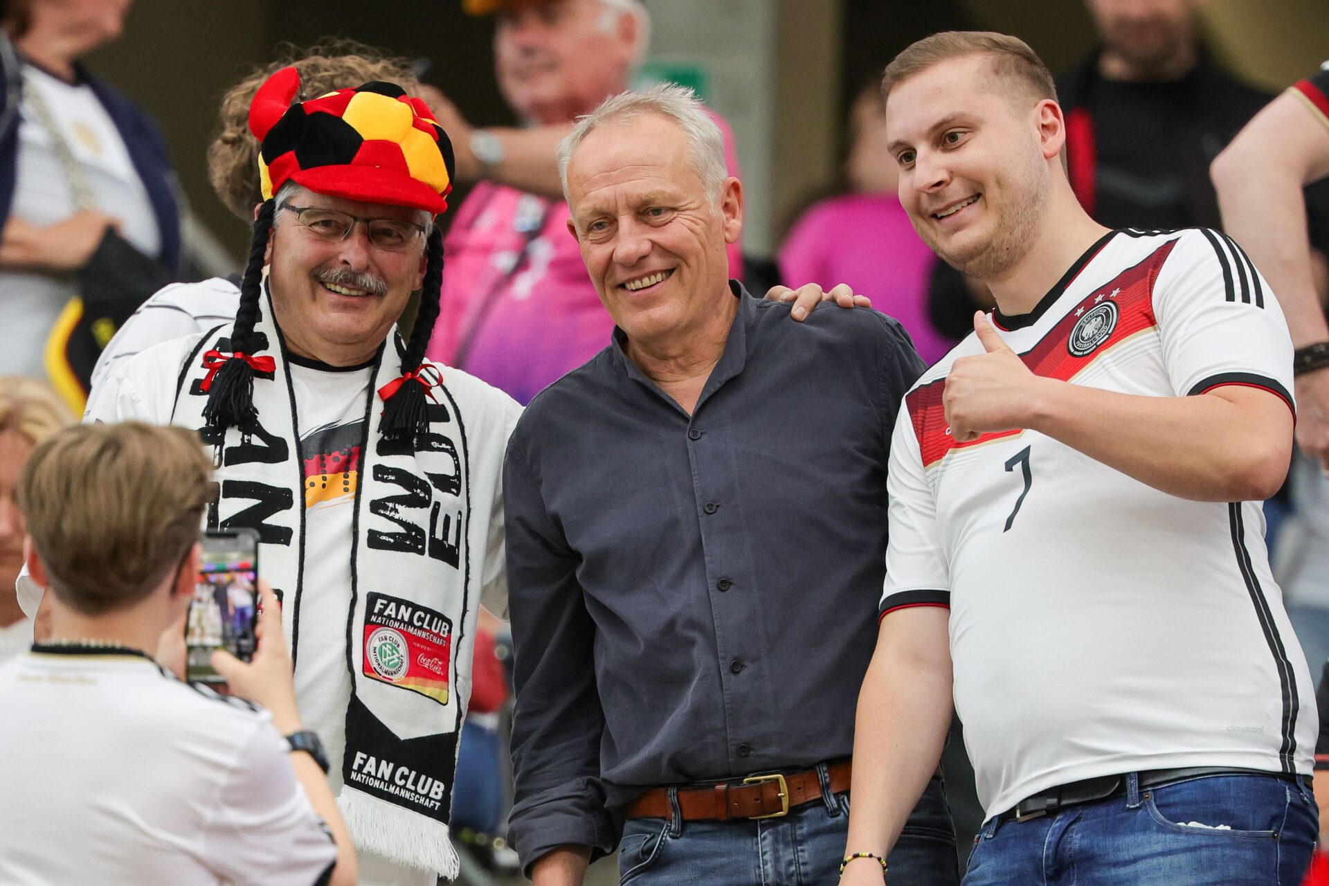 Christian Streich macht ein Foto mit Fußballfans Streich macht ein Fo