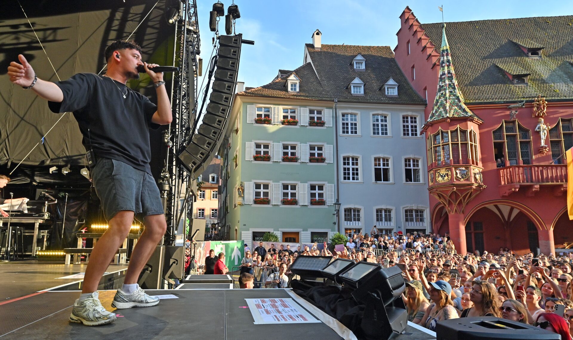 Montez auf der Bühne auf dem Münsterplatz