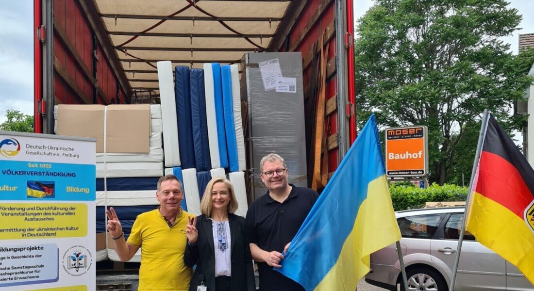 Organisiert werden die Hilfslieferungen von der Deutsch-Ukrainischen Gesellschaft und deren Vorsitzender Oksana Vyhovska – unterstützt vom Aktionsbündnis Ukraine. Achim Wiehle (r.) ist einer der Initiatoren des Bündnisses und stellt das Lager seiner Firma Hyfagro zur Verfügung, sein Mitarbeiter Thomas Wrobel engagiert sich ebenfalls tatkräftig.