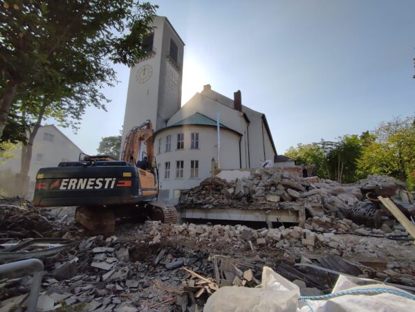 Umbau an der Lutherkirche in Freiburg mit Abrissbagger. Foto: Joers