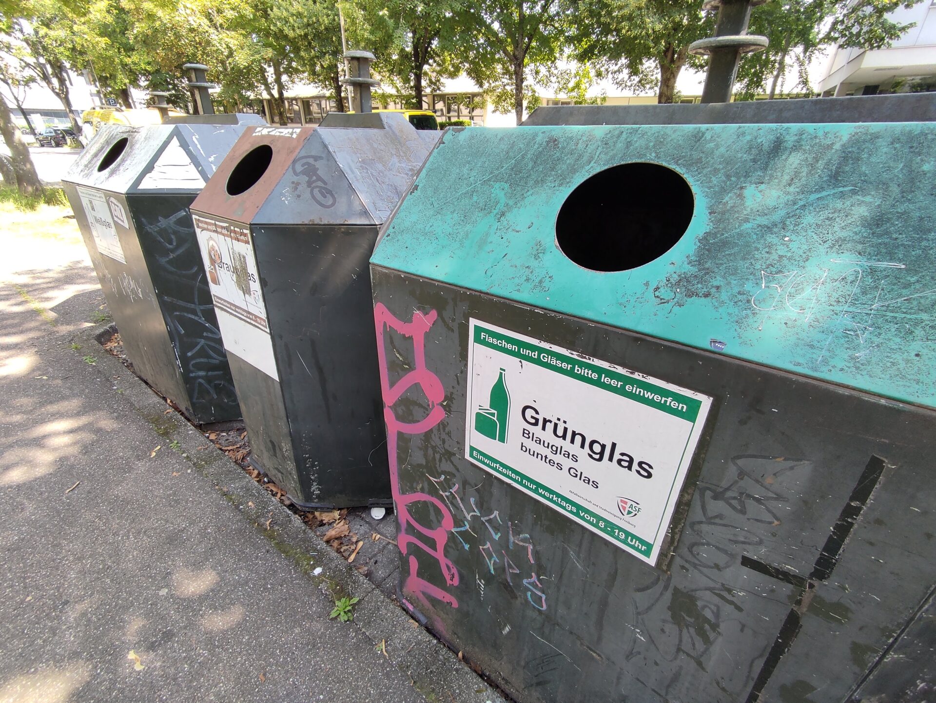 Ein Mitarbeiter der Freiburger Stadtreinigung ist beim Leeren von Altglascontainern brutal angegriffen worden.