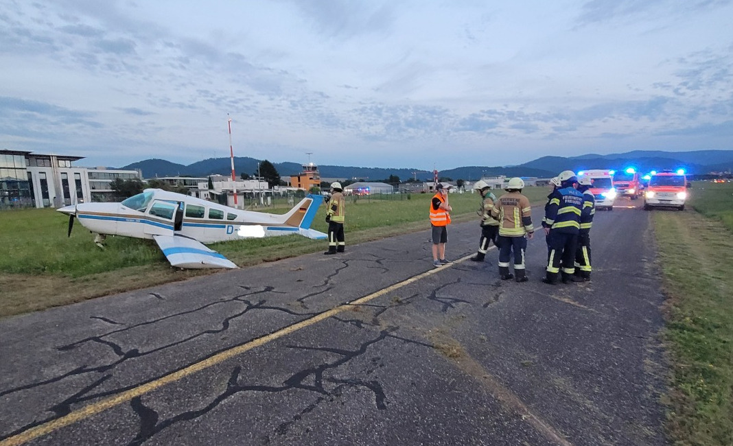 Ein Flugzeug mit defektem Fahrwerk landete sicher auf dem Flugplatz Freiburg. Foto: Feuerwehr Freiburg