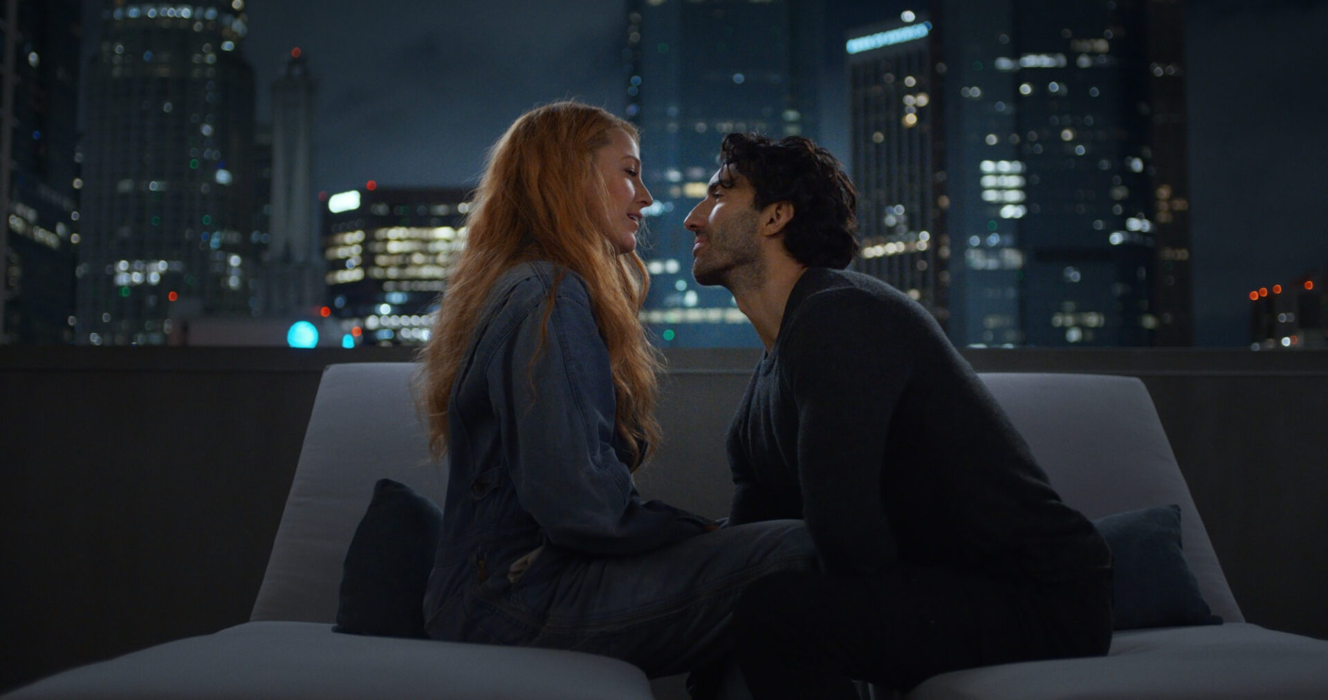 Lily Bloom (Blake Lively) verliebt sich schnell in den charmanten Ryle Kincaid (Justin Baldoni) – doch bald zeigt sich, dass ihre Beziehung nicht so perfekt ist, wie sie glaubt.