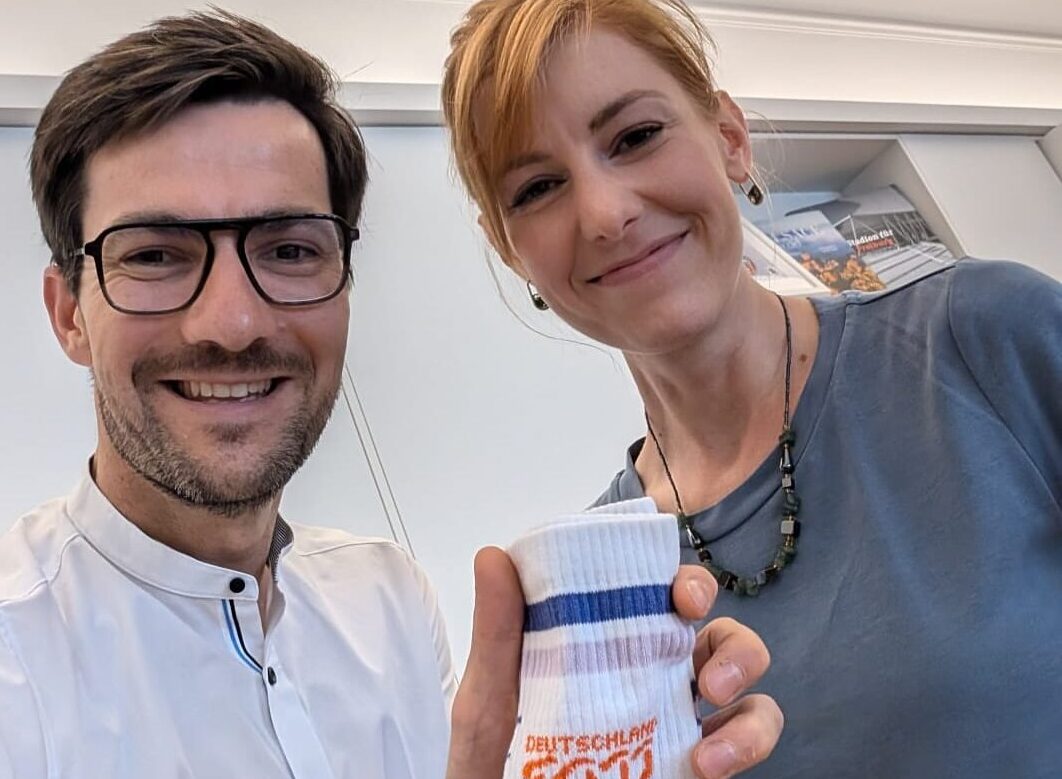 Für die neueste Folge ihres Podcast „Deutschland3000“ besuchte Politikjournalistin Eva Schulz Rathaus-Chef Martin Horn in Freiburg – als Geschenk gab’s für den OB ein neues Paar ausgefallener Socken.