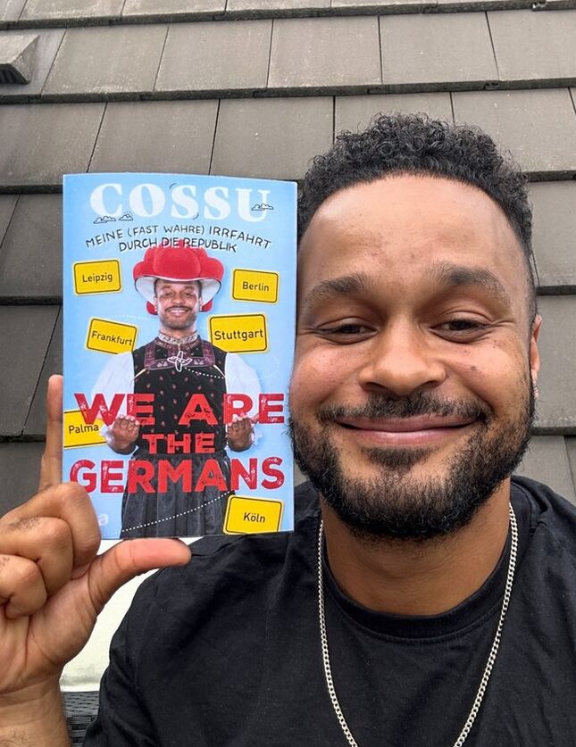 Nimmt Klischees auf die Schippe: Internet-Star Cossu aus dem Schwarzwald ist mächtig stolz auf sein erstes Buch „We are the Germans“.