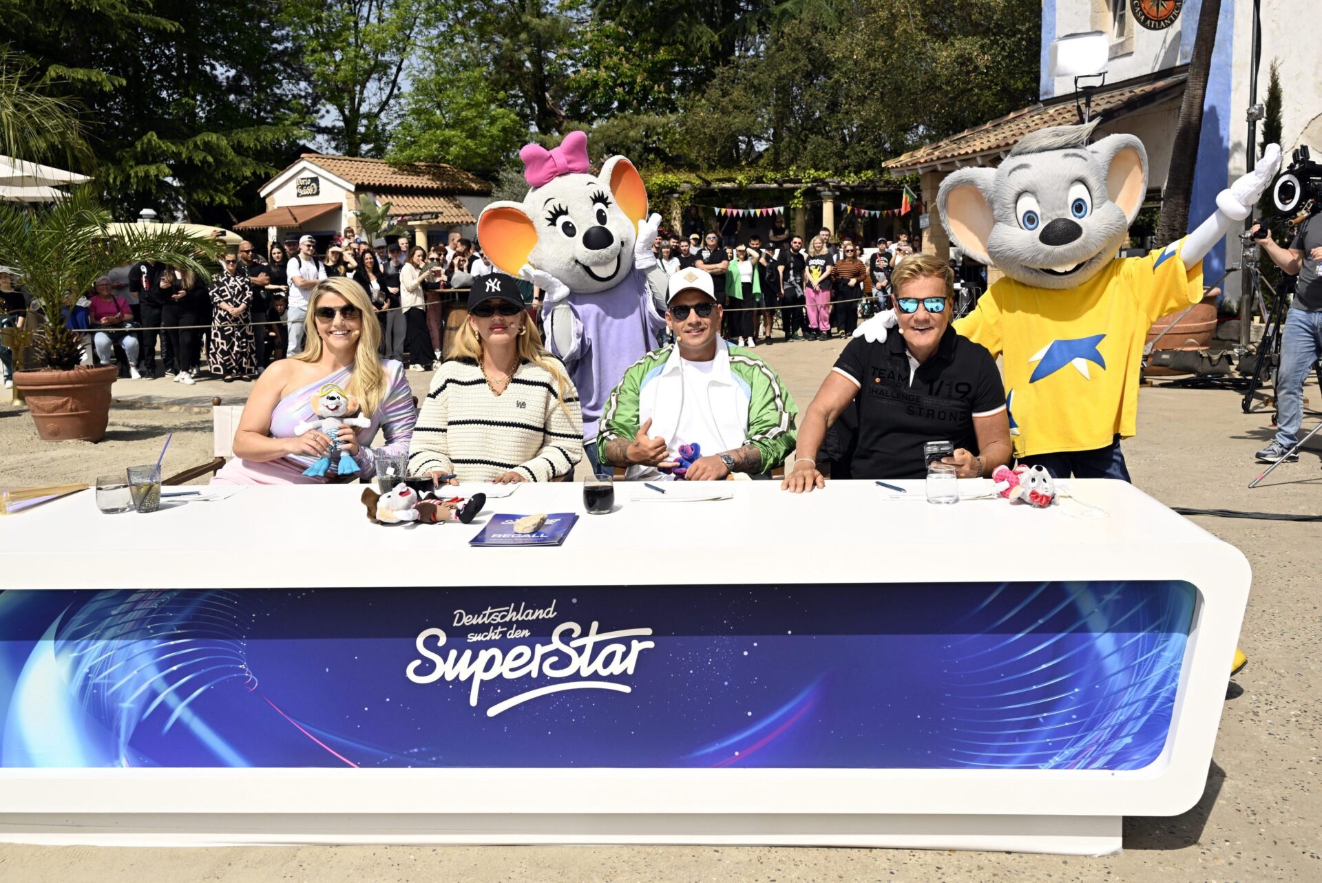 Schnappschuss von den Dreharbeiten im Europa-Park, die von zahlreichen Schaulustigen verfolgt wurden: Die DSDS Jury mit Beatrice Egli (v.l.), Loredana, Pietro Lombardi und Dieter Bohlen.