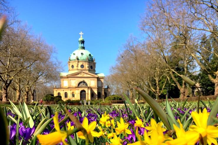 Ein städtischer Friedhofsmitarbeiter soll in Freiburg über Jahre Leichen das Zahngold und Schmuckstücke gestohlen haben. Das genaue Ausmaß ist noch unklar. Foto: FWB