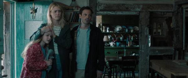 Der Kurztrip der Familie Dalton mit Mutter Louise (Mackenzie Davis), Vater Ben (Scoot McNairy) und Tochter Agnes (Alix West Lefler) läuft ganz anders als geplant. Foto: Universal Pictures