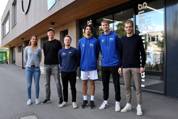 Das erste Saison-Heimspiel der FT steht an, auf das sich Leonie Junginger (Management), Florian Schneider (Sportlicher Leiter), Jakob Schönhagen (Trainer), die Neuzugänge Kevin Kobrine und Liam Kristjanson und Julian Claßen (FT) bereits sichtlich freuen (v.l.n.r.). Foto: Joers