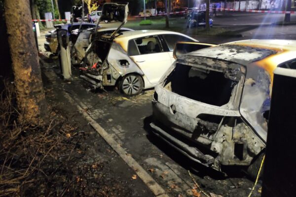 Verdacht auf Brandstiftung: Drei E-Fahrzeuge standen im Vollbrand.