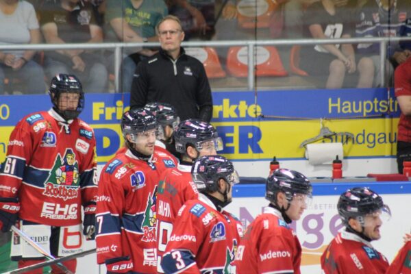 EHC Freiburg mit Trainer Timo Saarikoski