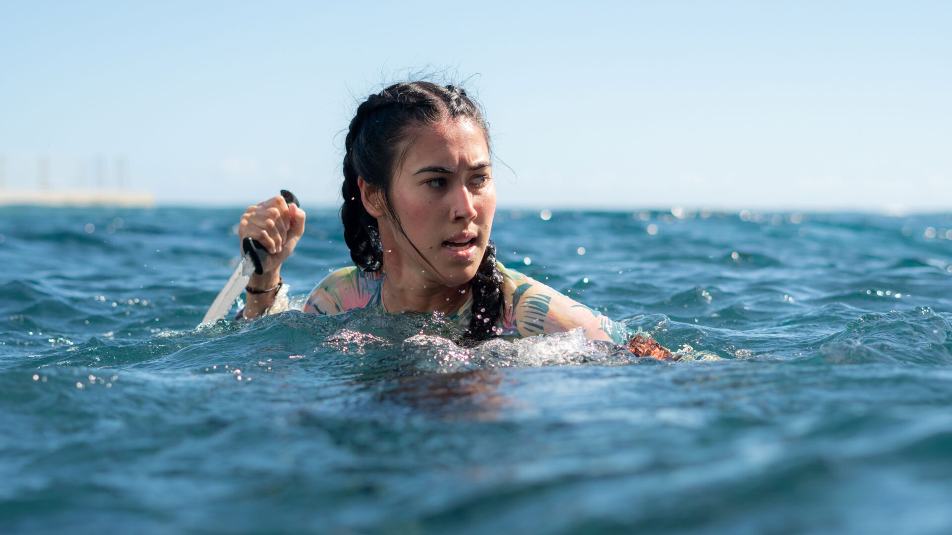 Meg (Hiftu Quasem) versucht sich mit allen Mitteln gegen die Raubtiere im Wasser zu wehren.