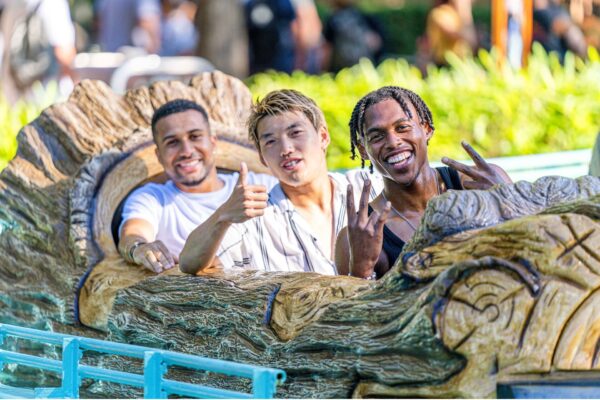 Haben auch in ihrer Freizeit viel Spaß zusammen (v.l.): Die SC-Kicker Daniel Kofi Kyereh, Ritsu Doan und Junior Adamu in der Wildwasserbahn.