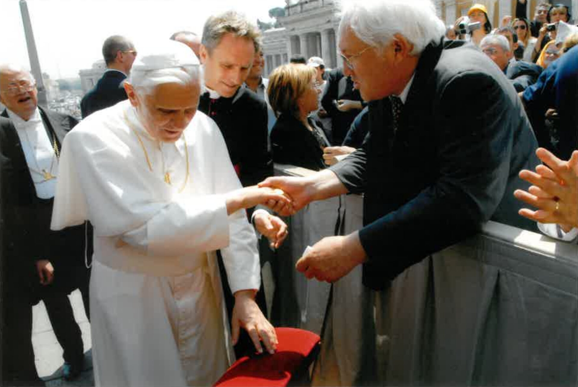 Schreinerinnung Freiburg übergibt Papst Benedikt XVI. Gebetsstuhl