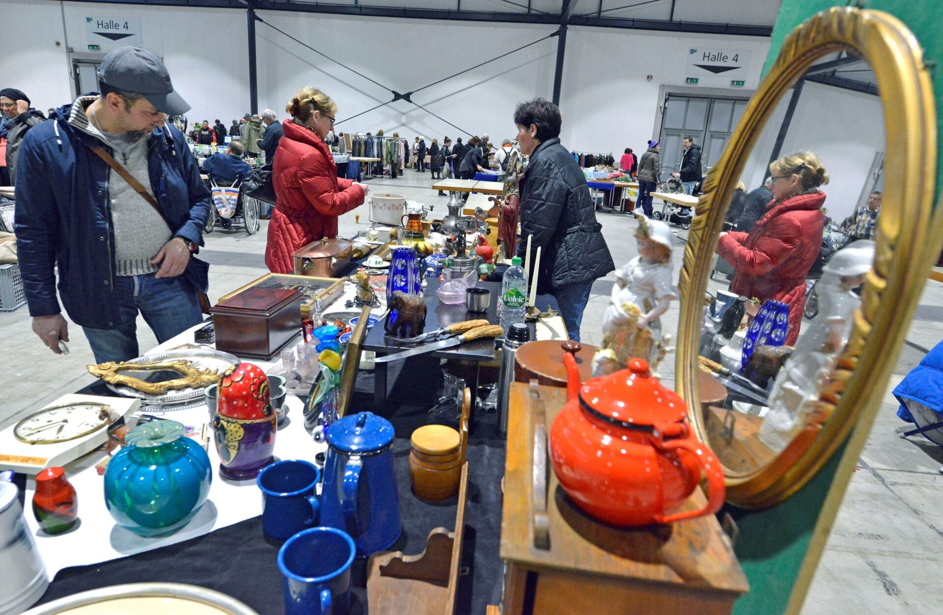 Auf dem Riesenflohmarkt in der Messehalle wird jeder Schnäppchenjäger fündig.