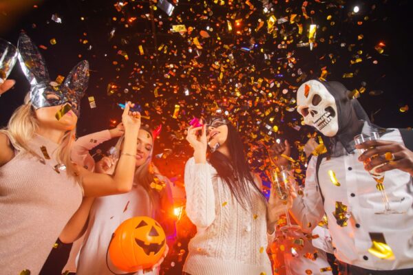 Rein ins Gruseloutfit und abfeiern: an Halloween steigen wieder einige Partys Foto: Adobe Stock