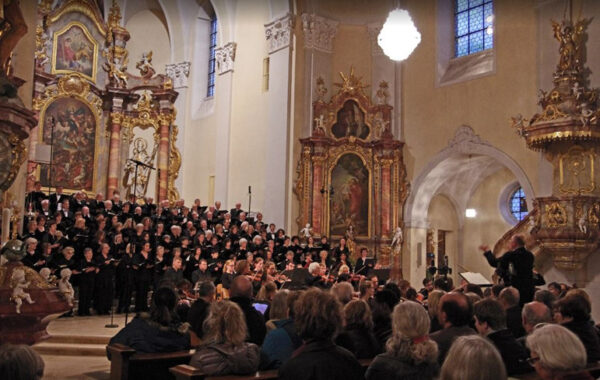 Der Kantatenchor führt in der in der Maria-Hilf-Kirche „Elias“ auf – hier übergibt Wolfgang Failer die Leitung an seinen Nachfolger. Foto: Freiburger Kantatenchor