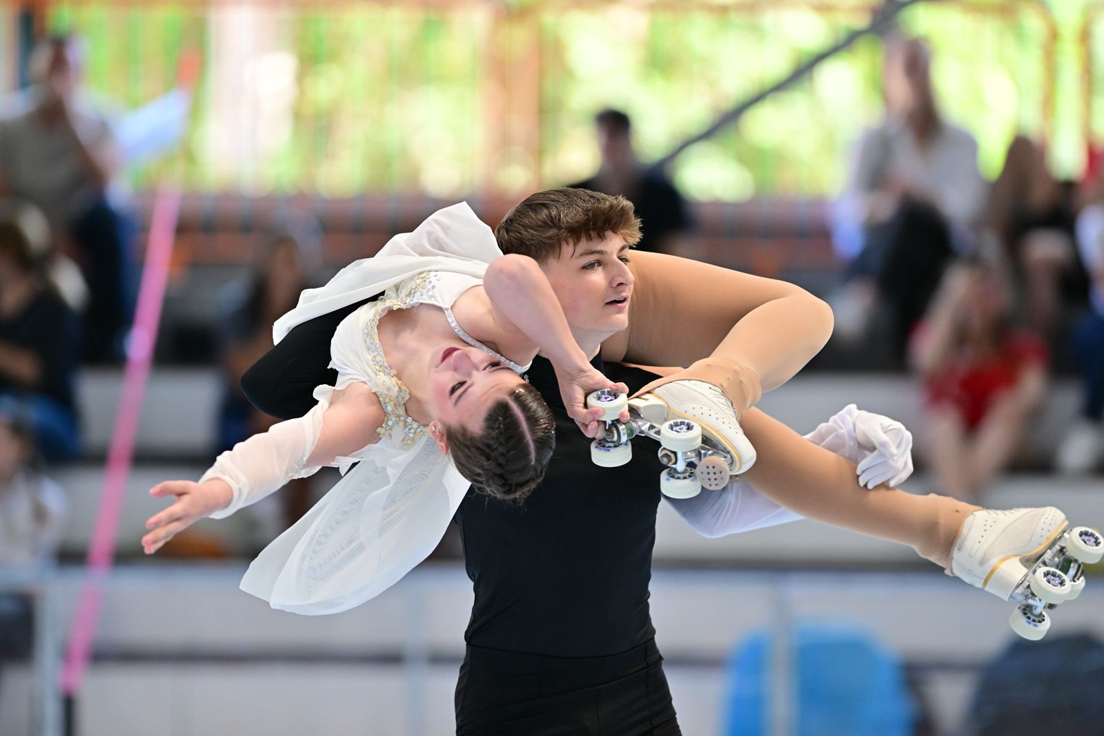 Sie bieten den Zuschauern eine beeindruckende Show bei der Gala: Freiburger Rollkunstläufer wie Diego Birlinger und Charlotte Schenk zeigen mit internationalen Spitzenläufern ihr Können auf der Bühne. Foto: Freiburger FT