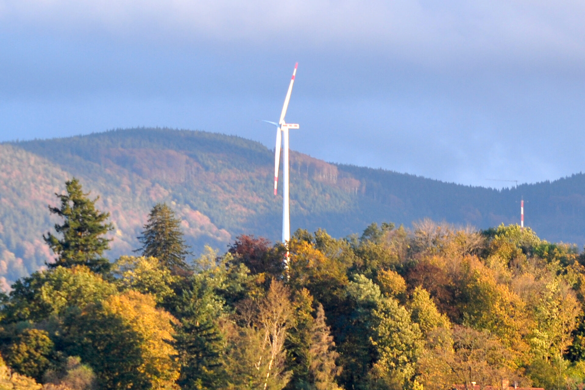 Vergangene Woche wurde das dritte Rotorblatt angebracht, im November soll die neue Anlage an der Holzschlägermatte in Betrieb gehen. Foto: Joers