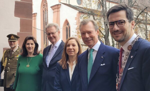 Schnappschuss auf dem Rathaus-Balkon: Großherzog Henri von Luxemburg (2.v.r.) besuchte mit einer Delegation Freiburg. Er wurde unter anderem von OB Martin Horn (r.) und dem Ersten Bürgermeister Ulrich von Kirchbach (3.vl.) empfangen.