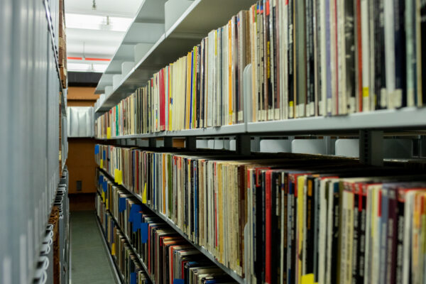 Rund drei Millionen Bände lagern in den Tiefenmagazinen der UB – bei Kontrollen hier hat das Bibliothekspersonal Schimmel auf den Büchern festgestellt. Foto: Universitätsbibliothek Freiburg