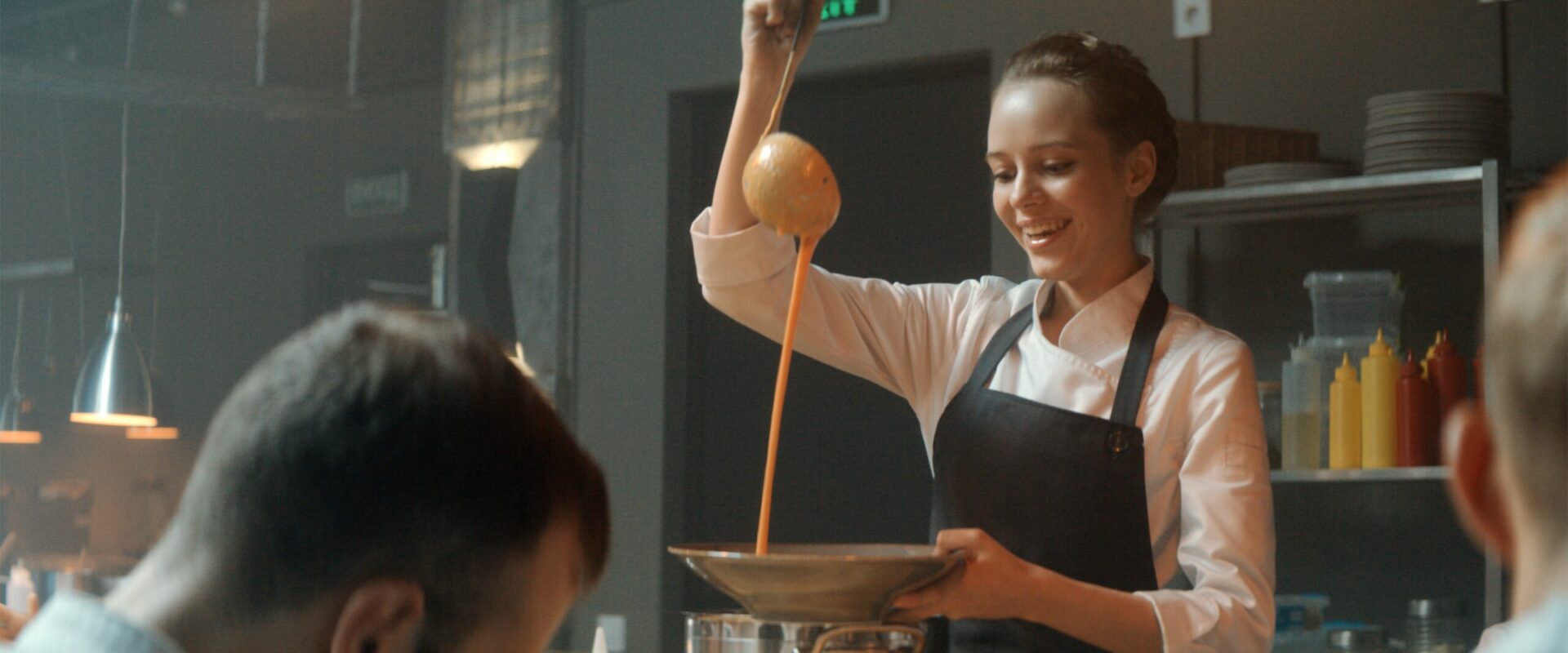 Im Eröffnungsfilm „Der Geschmack der Freiheit“ will Valeria Chefköchin in einem angesehenen Restaurant in Lviv werden.