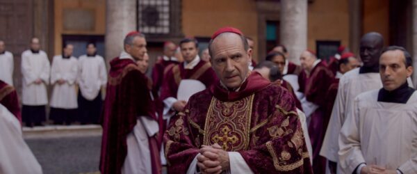 Kardinal Lawrence (Ralph Fiennes) wird nach dem unerwarteten Tod des Papstes mit der Leitung des Konklaves beauftragt.