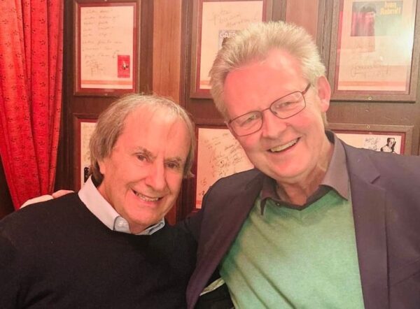 Gemeinsames Erinnerungsfoto: Der Erste Bürgermeister Ulrich von Kirchbach und Weltstar Chris de Burgh. Der ging nach seinem Auftritt im Konzerthaus vergangene Woche noch im Gasthaus Löwen essen.