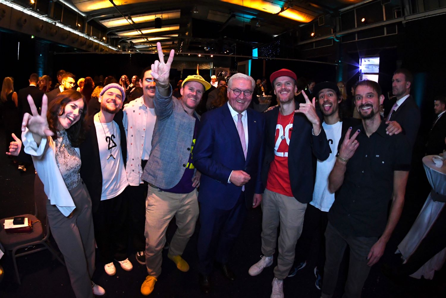 Schnappschuss mit dem Bundespräsidenten Frank-Walter Steinmeier: die Zwillingsmusiker Till und Felix Neumann und ihre Band „Zweierpasch“ foto: panoramique pix