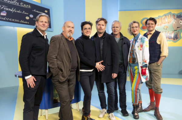 Derzeit laufen die Dreharbeiten für den Kölner Tatort – hier hat Comedy-Star Max Giermann (r.)die Rolle des TV-Kindershow-Moderators Frank Anders ergattert. Hier am Set mit (v.l.) Jan Kruse (Produzent), Kommissar Dietmar Bär, Isabell Šuba (Regisseurin), Götz Bolten (WDR), Kommissar Klaus J. Behrendt und Silvina Buchbauer („Caro Anders“).