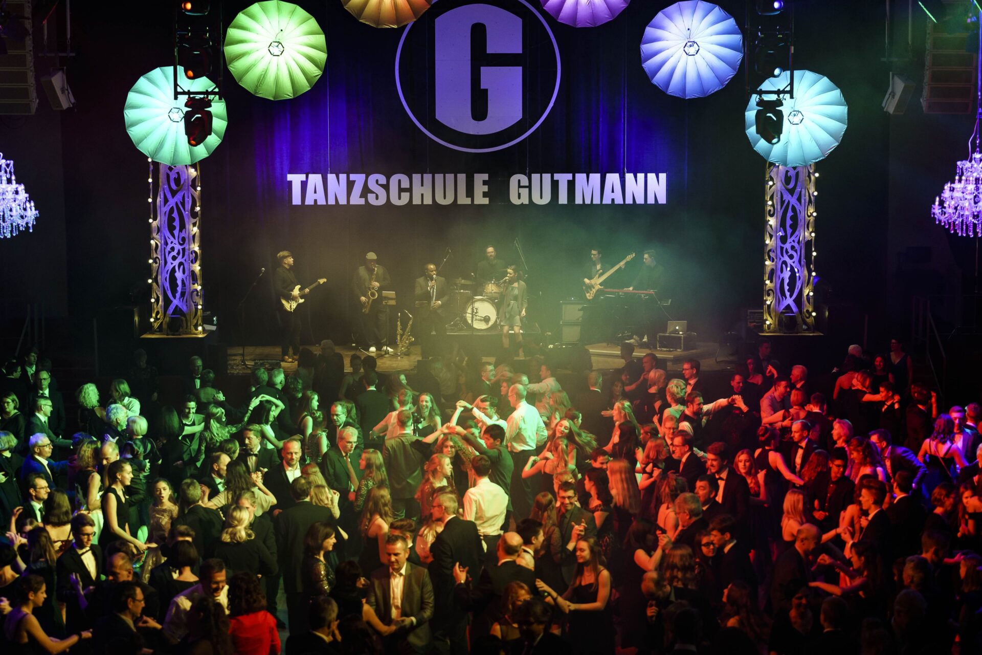 Für alle, die gerne tanzen, feiern und chic ausgehen ist der Konzerthausball der Tanzschule Gutmann das Highlight des Jahres.