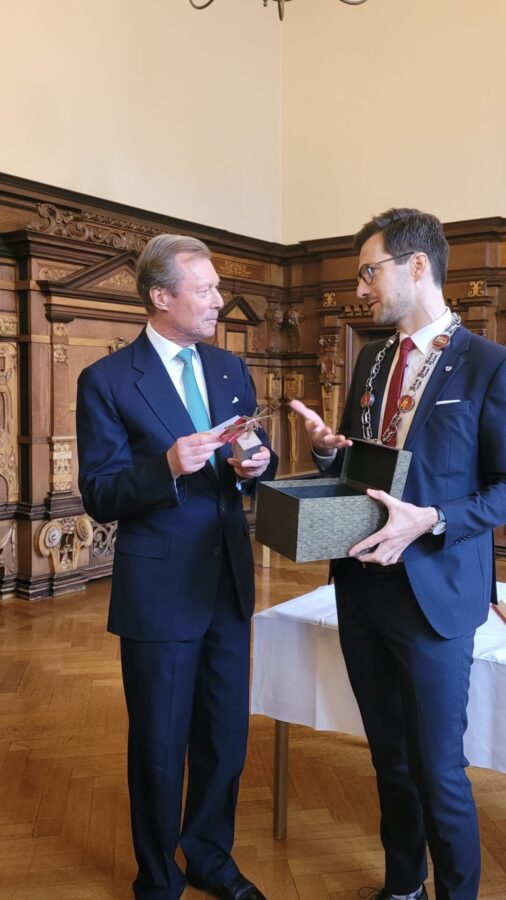 NOVEMBER: Ein Hauch von royalem Glanz: Großherzog Henri von Luxemburg besuchte im November die Stadt. Als Geschenk gab’s von Rathaus-Chef Martin Horn einen original Münster-Stein. Foto: Schuh