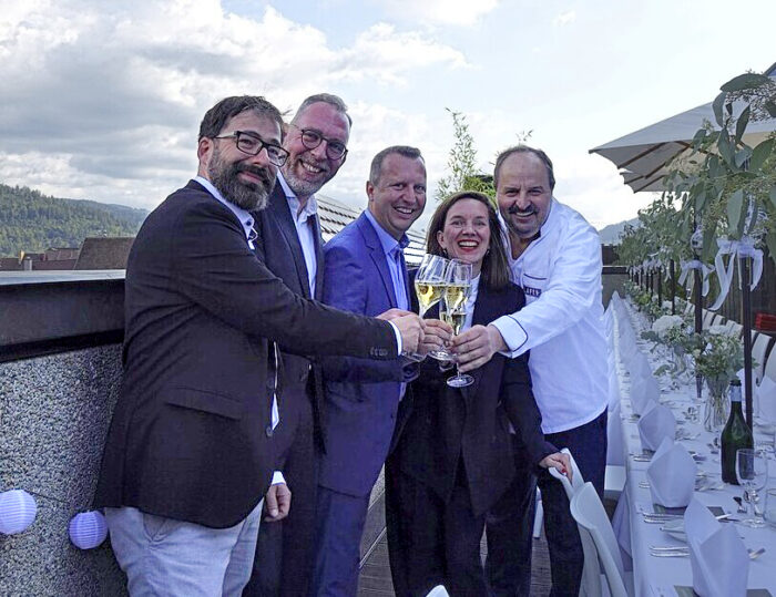 AUGUST: Starkoch Johann Lafer (r.) servierte beim Sommerdinner in der Breuninger Rooftop-Bar im August feine Kreationen. Hier mit Jens Szabo (v.l.), Teamleiter der Breuninger-Confiserie, Matthias Schwarz, Abteilungsleiter Breuninger, Peter Lammer, F&B-Manager Breuninger und Hannah Oberauer von Geldermann. Foto: Schuh