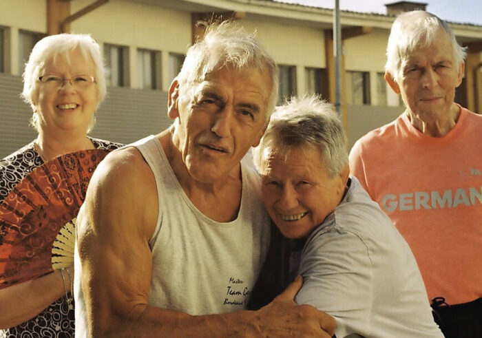 „Fitness Califorina“ startete im April und wurde zum Kinohit. Die Stars der Doku: Die Ringer-Legenden (v.l.) Adolf Seger, Mario Sabatini, Bernd Fleig und Kraftraum-Betreiberin Dagmar Sabatini. Foto: Behring Film