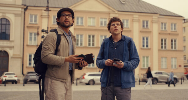 David (Jesse Eisenberg, r.) und Benji (Kieran Culkin) wollen mehr über ihre Familiengeschichte erfahren.