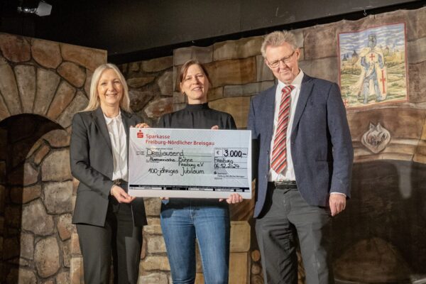 Sparkasse Freiburg spendet an Alemannische Bühne