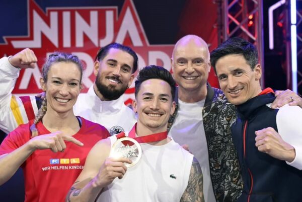 Strahlende Sieger: Frank Buschmann feiert mit seinem "Team Buschi" mit Christine Theiss, Mike Heiter, Mount-Bezwinger Marcel Nguyen und Martin Schmitt seinen Erfolg beim "Ninja Warrior Promi-Special". foto: RTL/Markus Hettich