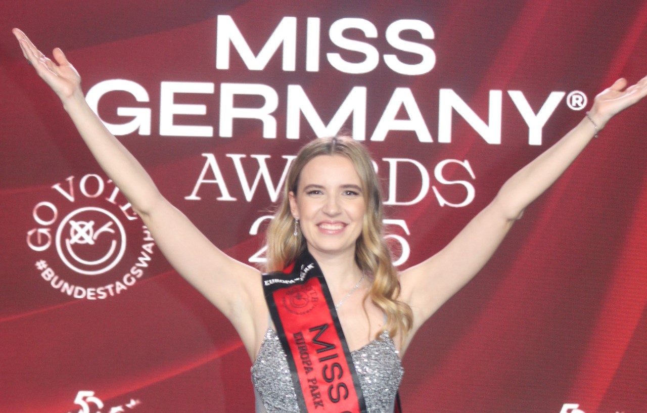 Riesig war die Freude bei der neuen Miss Germany Valentina Busik – auch SC-Kicker Matthias Ginter und seine Frau Christina (rundes Bild) waren beim Finale dabei.