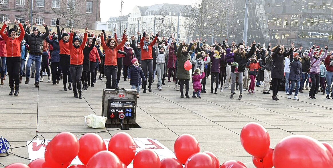 Auf dem Platz der Alten Synagoge findet am Freitag wieder der Tanz-Flashmob „One Billion Rising“ statt.