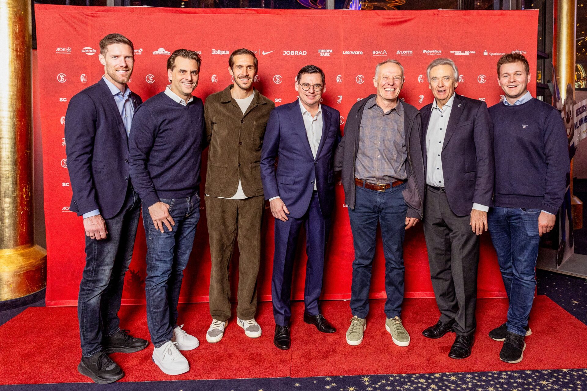 Feierten beim SC-Neujahrsempfang gemeinsam: Ex-SC-Trainer Christian Streich (3.v.r.) und der neue Trainer Julian Schuster (3.v.l.) – hier mit SC-Vorstand Oliver Leki (Mitte) und Nicolas (v.l.), Thomas, Jürgen und Frederik Mack. Foto: Europa-Park