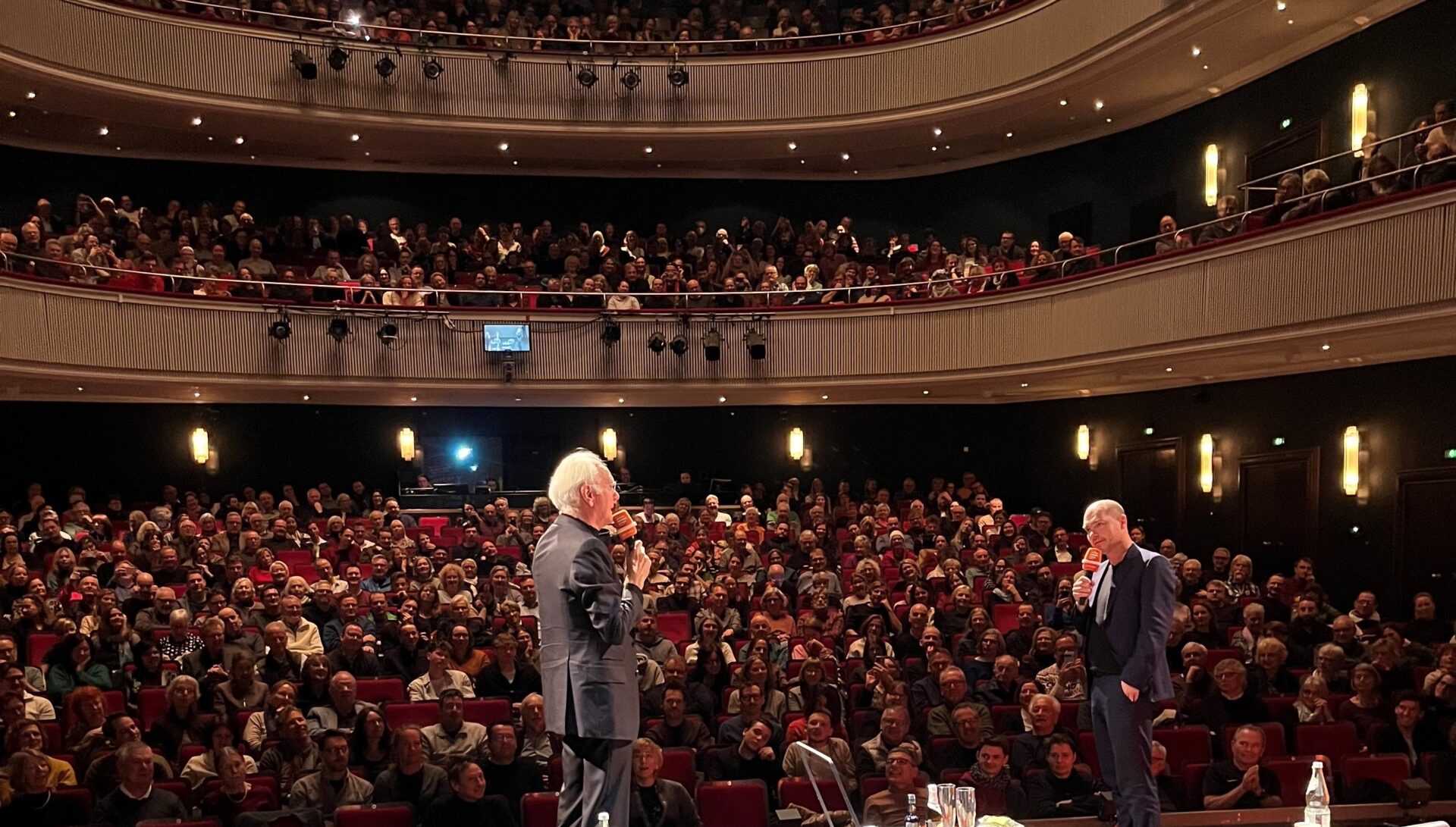 Sprachen bei „Deutschlandfunk Kultur on Tour“ im Freiburger Theater über das, was Deutschland bewegt: von der Politik bis hin zum RTL-Dschungelcamp: Entertainer Harald Schmidt (li.) und Moderator Korbinian Frenze. foto: Deutschlandradio/Frank Ulbricht