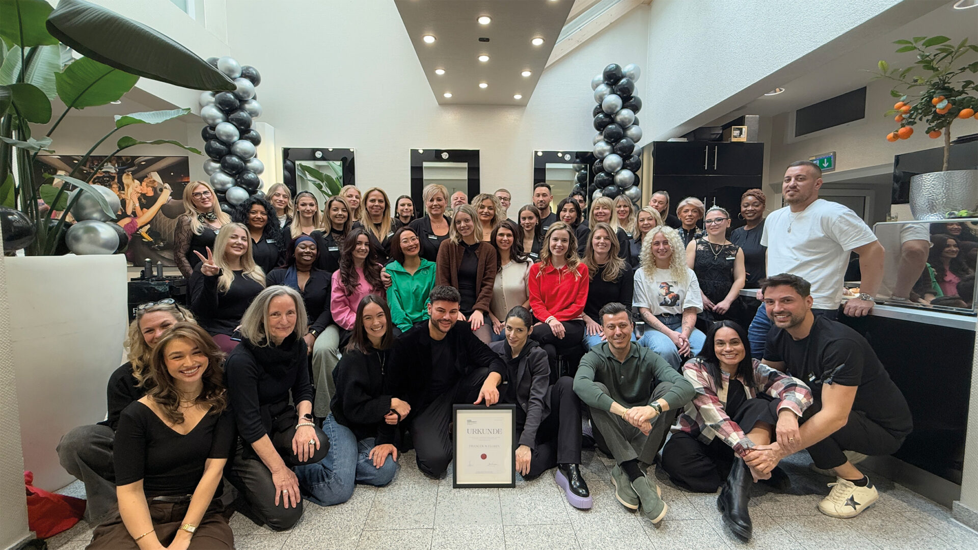 Viel los war am Sonntag im Francek-Salon: Francek Prsa und sein Team sorgten bei dem Miss Germany-Kandidatinnen vor dem Finale im Europa-Park wieder für den perfekten Look. Gefeiert wurde außerdem 20 Jahre Miss Germany Umstyling.