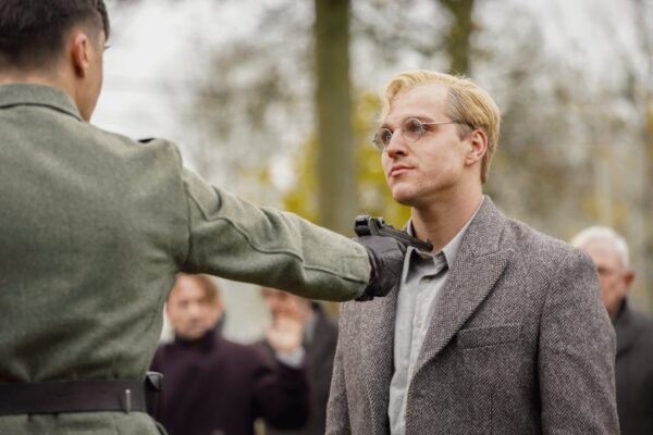 Jonas Dassler in seiner Rolle als Pastor Dietrich Bonhoeffer.