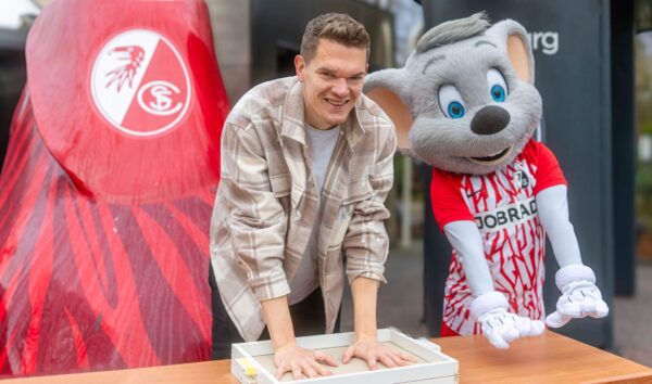 Seinen Händeabdruck durfte SC-Kicker Matthias Ginter für die „Wall of Fame“ im Europa-Park verewigen.